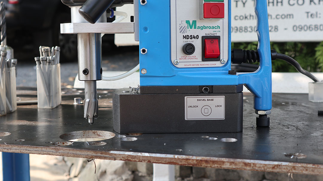 Máy khoan từ MDS40 lắp mũi khoan từ