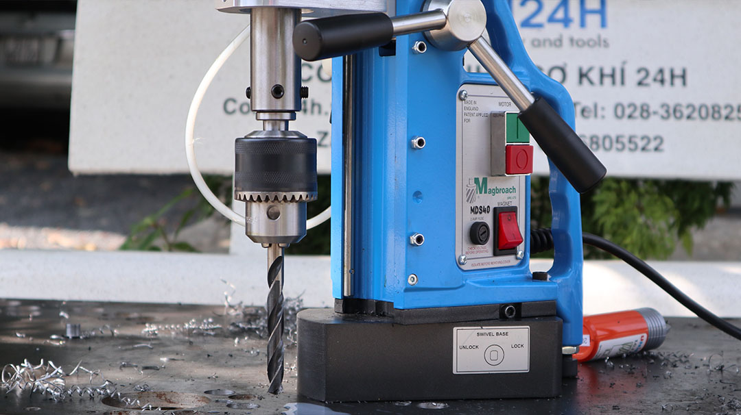 Máy khoan từ MDS40 lắp mũi khoan xoắn